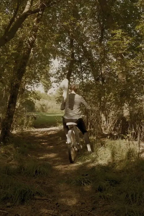 Stephen Shutters interpreta a Ice Cream Boy en Walking Backwards