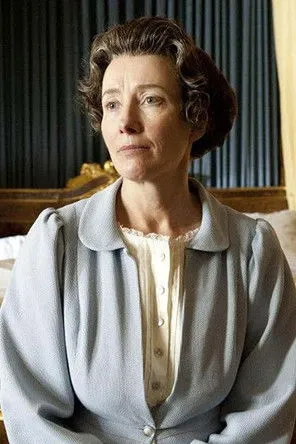 Bryony Afferson interpreta a Housemaid en Walking the Dogs