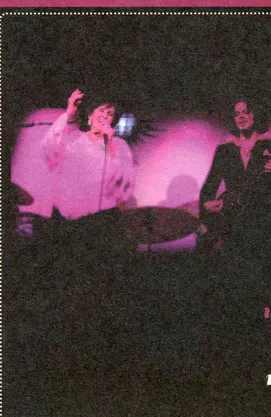 Dominic Davis interpreta a Self en Wanda Jackson: Wanda Live! At Third Man Records