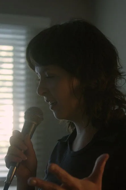 Alex Ateah interpreta a Self en wasting time at the end of the world