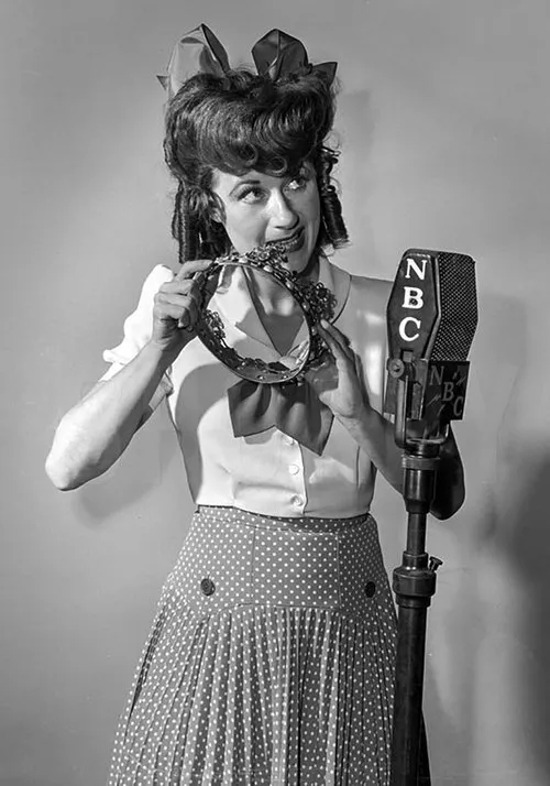 June Gittelson interpreta a Sophie Cramer en Way Up Thar