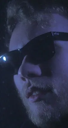 Riley Elmer interpreta a Party Howie en Wayfarers