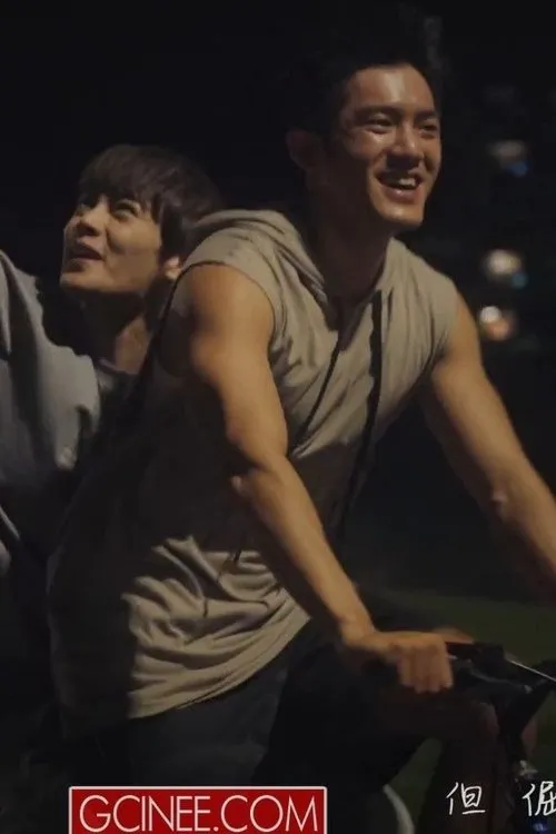 Adam Lin interpreta a Adam en We Are All Soft Hearted