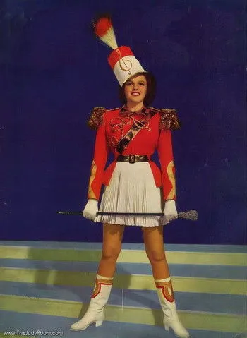 Bronislau Kaper interpreta a Himself en We Must Have Music