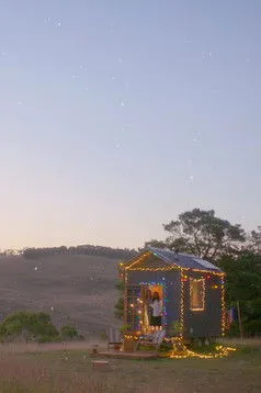 Lucy Rossen interpreta a Charlie en We Never Asked for This