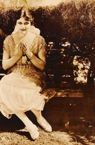 Florence Martin interpreta a Elsie Henner en When Men Desire