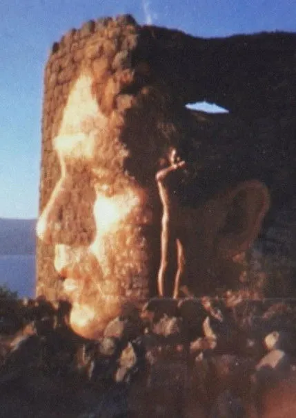 Gregory J. Markopoulos interpreta a  en Winged Dialogue