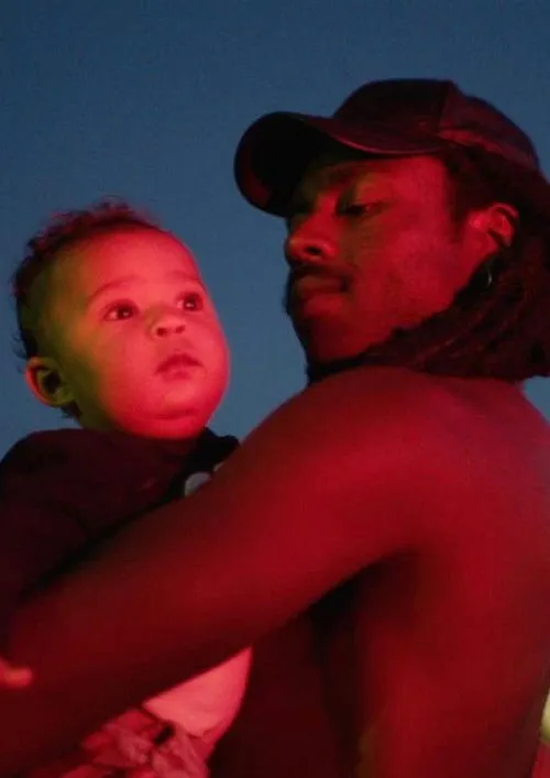 Devonté Hynes interpreta a en With Him / Best to You / Better Numb