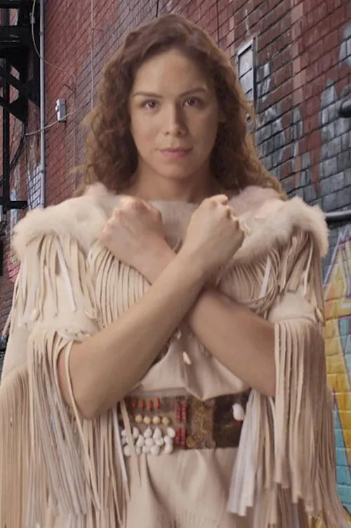 Kiley May interpreta a  en Woman Dress