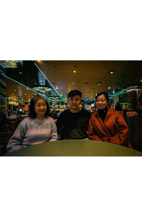 Agustina Leoni interpreta a Azafata en Xiao Wei