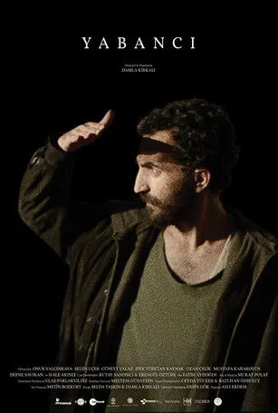 Ferdi Atuner interpreta a  en Yabancı