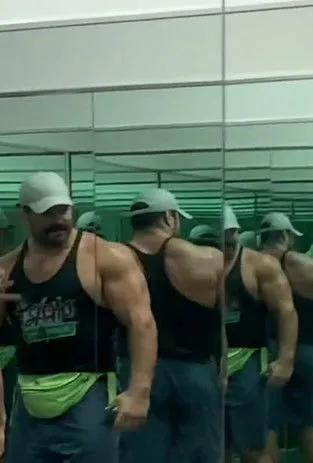 Eric Bugenhagen interpreta a Himself en You Won’t Believe How Juicy His Pump Was
