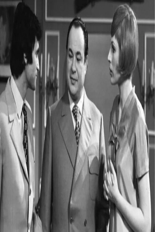 Tadeusz Bartosik interpreta a Charlie Chan en Za kurtyną