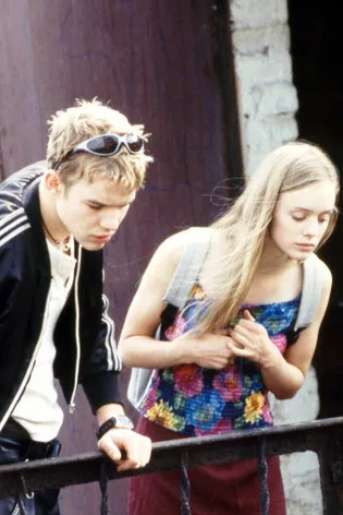 Tobias Schenke interpreta a Mike en Zerbrechliche Zeugin